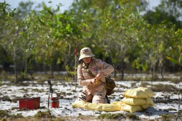 Vietnamese women strive to clear war-era mines