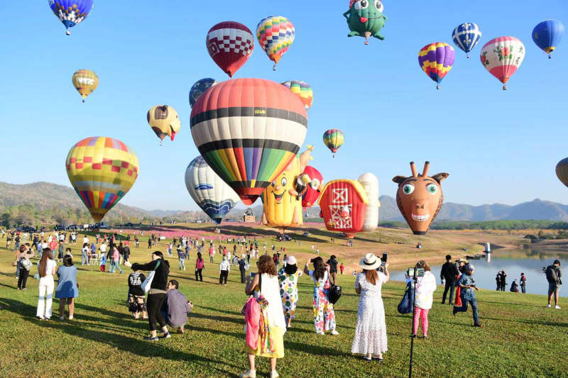 Couples exchange vows high above Chiang Rai